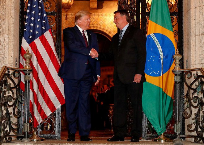 Trump in brazilski predsednik Jair Bolsonaro, katerega sodelavec je okužen s koronavirusom. FOTO: Reuters