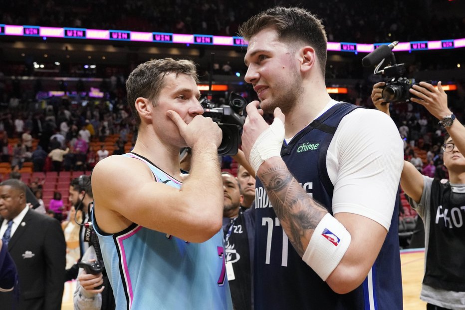 Fotografija: Goran Dragić (levo) in Luka Dončić sta pred prekinitvijo prvenstva odigrala slovenski derbi v Miamiju. FOTO: Reuters