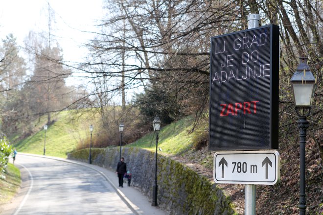 Ljubljanski grad je zaprt, a na vrh se vendarle lahko sprehodimo. FOTO: Marko Feist