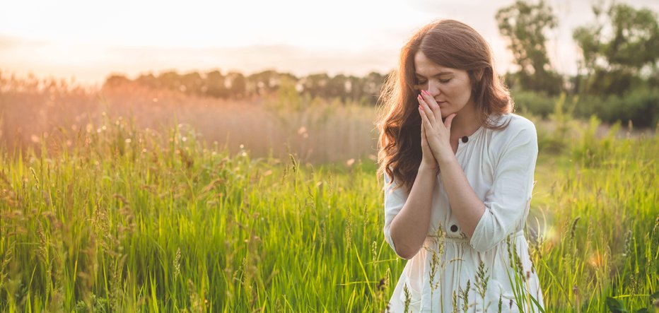 Fotografija: Če vas v tem času preganja občutek zapuščenosti, si lahko pomagate tudi z molitvijo, ne le z meditacijo. FOTO: Guliver/Getty Images