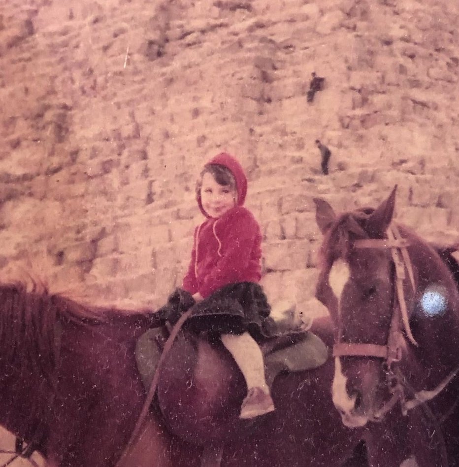 Fotografija: Urška Majdič
Slovenska glasbenica, ki nastopa pod umetniškim imenom Uma, se zadnje dni še z večjim veseljem stiska k svojemu prvorojencu Krisu Maju. In obuja spomine. Z nami je delila fotografijo, ki je nastala na počitnicah v Egipu. »Takrat sem kot majhen buhtelj uživala v družbi konjev,« se zasmeji Urška in doda, da jo veseli izziv starih fotografij, na katerega so se odzvali številni ljudje. »Lepo je videti te otroške obraze, še bolje pa je, da brskamo po arhivih. To je idealen čas za takšno početje,« pravi Urška in doda, da ji izolacija ne povzroča sivih las. »Od nekdaj se znam zaposliti, zdaj pa sem tako ali tako na porodniški in moj dan mine, kot bi mignil. Na družabna omrežja pa skočim tu pa tam, da si malce oddahnem,« prizna.