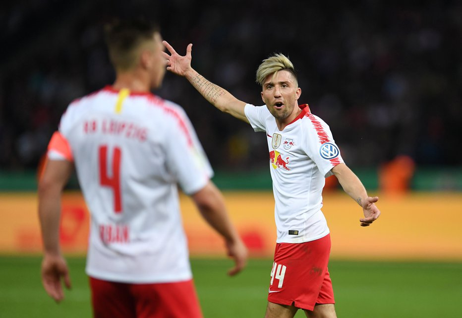 Fotografija: Kevin Kampl naj bi se po poškodbi vrnil v moštvo Leipziga, ki pet točk zaostaja za vodilnim Bayernom. FOTO: Reuters