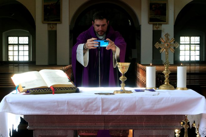 Tudi za veliko noč se bo prenašal po facebooku in blagoslovljal. FOTO: REUTERS