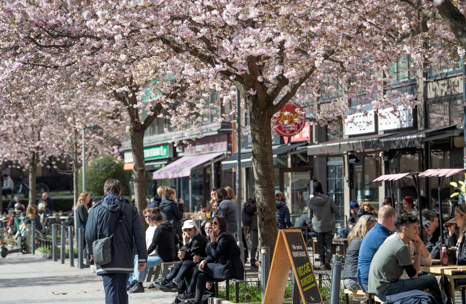 Fotografija: Ljudje uživajo v sončnem vremenu v švedskem glavnem mestu Stockholm. FOTO: Reuters