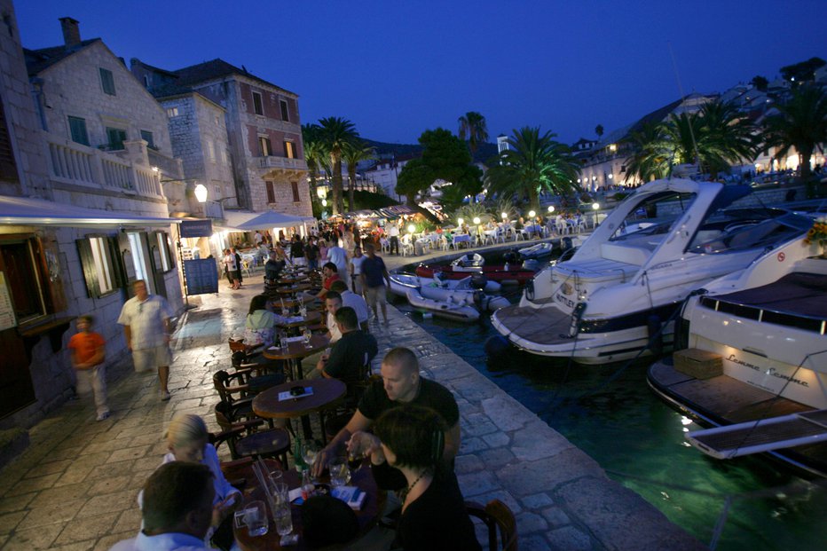 Fotografija: Večer v marini v mestu Hvar, kot smo ga bili vajeni do zdaj. FOTO: Jure Eržen, Delo