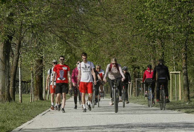 Rahljanje ukrepov v zvezi z koronavirusom je privabilo rekreativce v okolici Koseškega bajerja, 18. april. FOTO: Blaž Samec, Delo