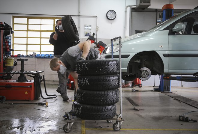 V avtoservisih vam bodo razkužili tudi avtomobil pred začetkom in po koncu servisa. FOTO: Jože Suhadolnik, Delo