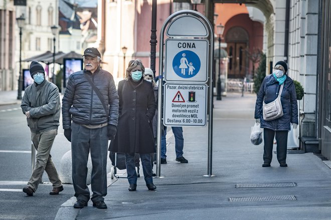 Zaradi novega koronavirusa umirajo tudi mladi, najbolj ogroženi pa so najstarejši. FOTO: Voranc Vogel