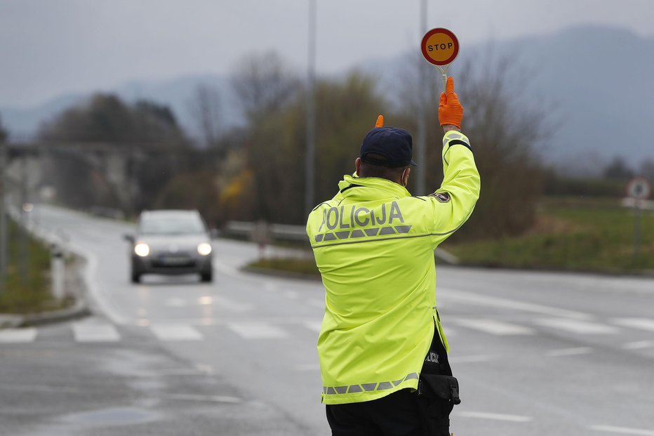 Fotografija: Policija naj bi kmalu dobila pooblastila za preverjanje tistih, ki so v karanteni. FOTO: Leon Vidic, Delo