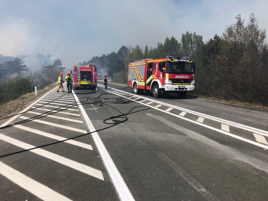 Fotografija: Pri gašenju sodeluje 27 gasilskih okoliških brigad in društev, na pomoč so prišli tudi prostovoljni gasilci iz Notranjske. FOTO: Aleš Bržan