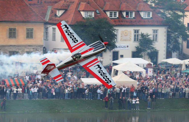 Lent Airshow 2009, Peter Podlunšek v zraku. FOTO: Tadej Regent 