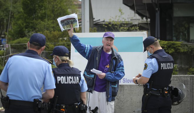 Protest ob dnevu upora pred državnim zborom. FOTO: Jože Suhadolnik