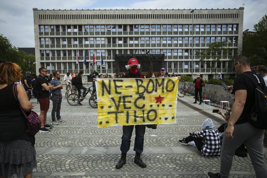 Fotografija: Protest ob dnevu upora pred državnim zborom. FOTO: Jože Suhadolnik