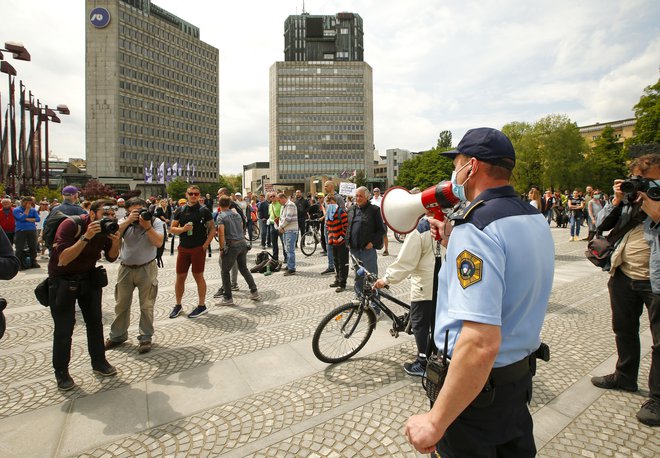 Protivladni protest na Trgu republike, Ljubljana 27. april 2020. FOTO: Matej Družnik