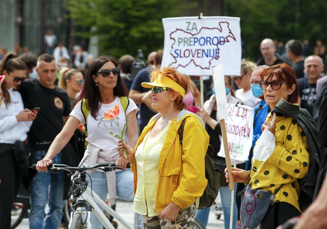 Protivladni protest na Trgu republike, Ljubljana 27. april 2020. FOTO: Matej Družnik