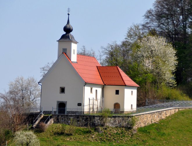 Podružnična cerkev sv. Lenarta je nastala v pozni gotiki. FOTO: MILAN STERNAD