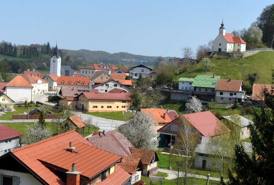 Fotografija: Jedro naselja je v izteku doline Jelovškega potoka. FOTO: MILAN STERNAD