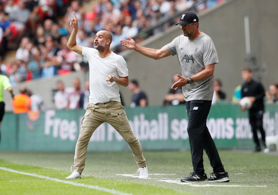 Fotografija: Slovita trenerja Jürgen Klopp (Liverpool) in Pep Guardiola (Manchester City) si še nista na jasnem, kako bo v Angliji z nadaljevanjem sezone. FOTO: Reuters