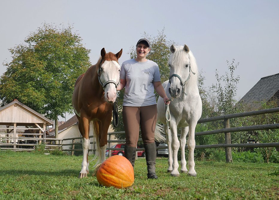 Fotografija: Janika Kržič je edina certificirana terapevtka po metodi HBM v Sloveniji in izvaja terapije na Kraljevi domačiji v Borovnici. FOTO: Osebni arhiv