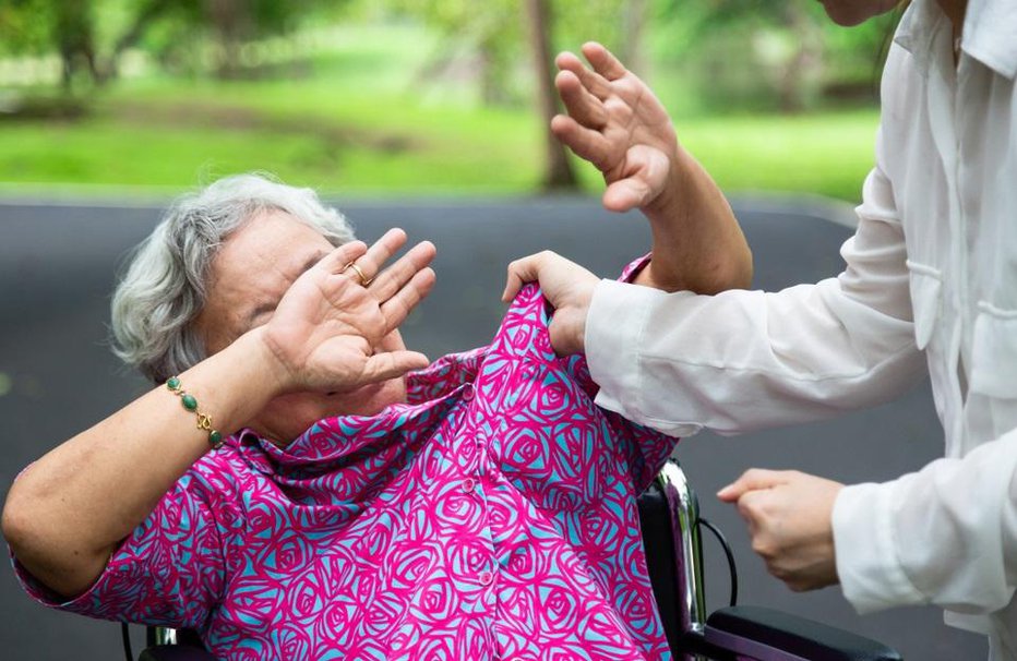 Fotografija: Vnuk se znaša nad babico. FOTO: Shutterstock