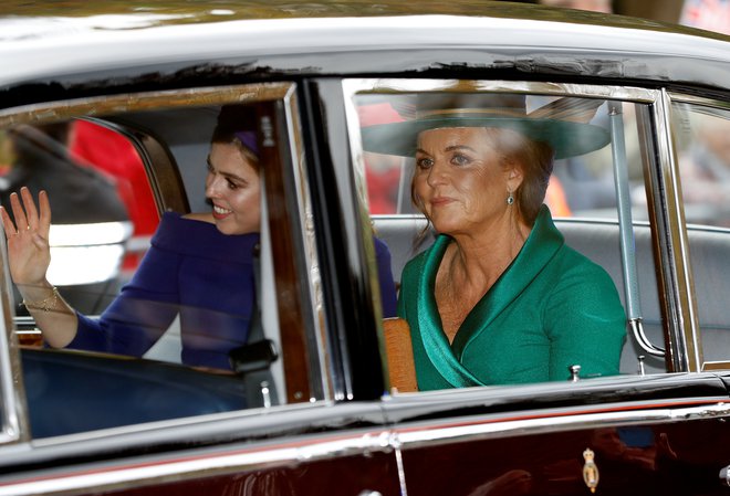 Princesa Beatrice in Sarah Ferguson, sestra in mati neveste. FOTO: Reuters