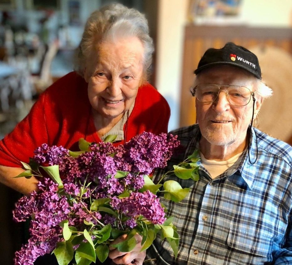 Fotografija: Slavja ob častitljivem jubileju zaradi epidemije koronavirusa ni bilo, sta se pa poveselila s svojimi najbližjimi.