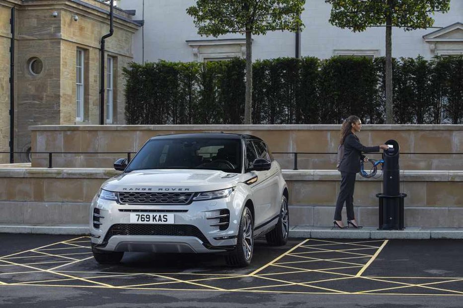 Fotografija: Range rover evoque kot priključni hibrid v ozračje izpusti le 32 g CO2 na km. FOTOgrafije: JLR