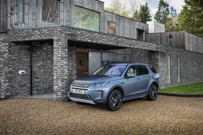 Land rover discovery sport lahko samo na elektriko prevozi do 62 km.