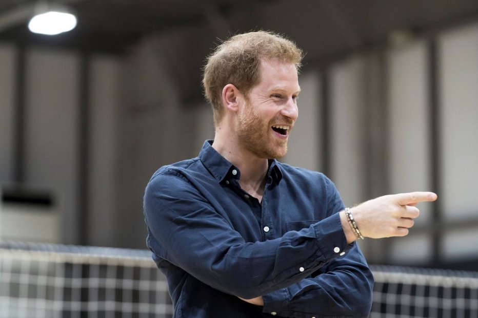 Fotografija: Princ Harry je navezan na zapestnico, ki jo je dobil v Afriki. FOTO: Reuters Pictures