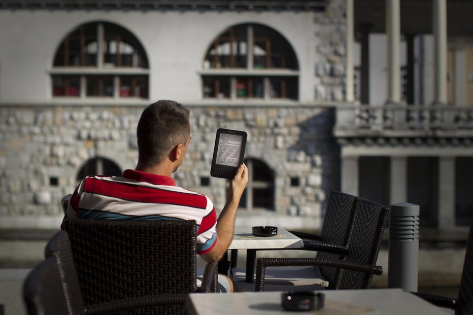 Fotografija: Bralci so si pri elektronskih knjigah še najraje izposojali ljubezenske romane. FOTO: Voranc Vogel, Delo