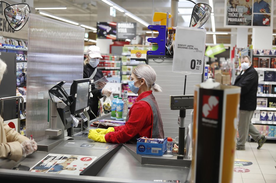 Fotografija: Prodajalci in prodajalke so od začetka epidemije v prvih bojnih linijah. FOTO: Leon Vidic/delo