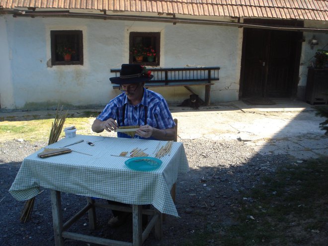 Janez Jerenec je najprej poiskal stare trstenke, da je malo osvežil spomin. FOTO: Zdenka Golub