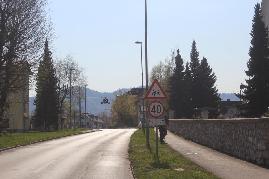 Fotografija: Na tem mestu je padel in se hudo poškodoval. FOTO: PU Kranj