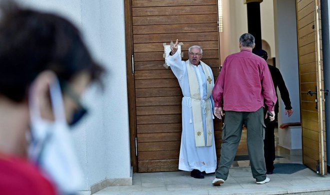 Besni župnik se je besedno znesel nad novinarji. FOTO: Jutarnji List