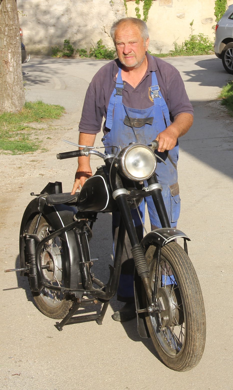 Fotografija: Cveto Bohinjec trenutno popravlja nemškega DKW iz leta 1952. FOTO: Boštjan Fon