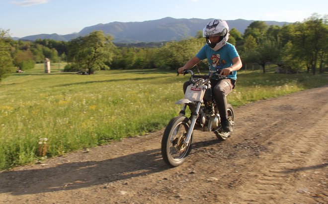 Vnuku Anžetu je sestavil mini motokros motor iz kitajskega mopeda. FOTO: Boštjan Fon