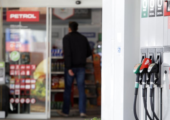 Tankanje pod en evro za liter ostaja. FOTO: Mavric Pivk, Delo