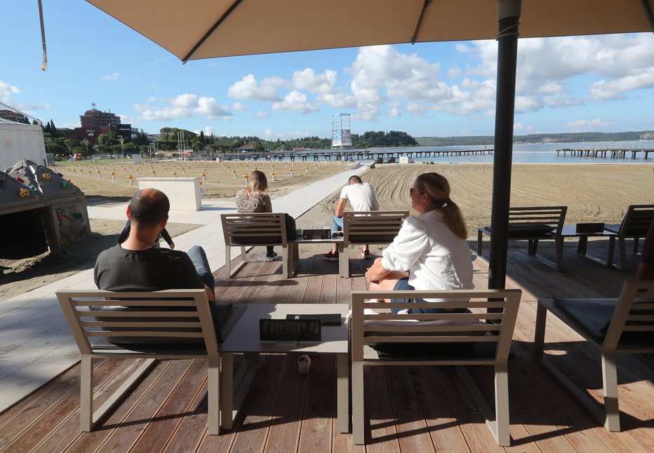 Fotografija: Hotel Kempinski Palace Portorož ima po novem lastno plažo.