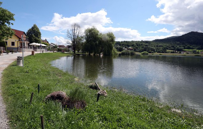 Najprej bodo s klopcami iz naravnih materialov zamenjali stebričke ob cesti. foto: Igor Mali