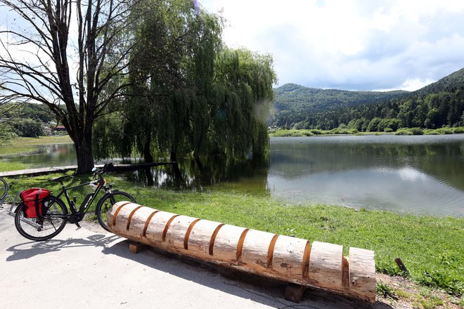 Okolica jezera se počasi le ureja. foto: Igor Mali