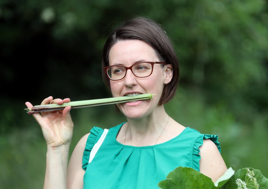 Fotografija: Dr. Katja Rebolj, raziskovalka lokalnih jedilnih in zdravilnih rastlin. FOTO: Dejan Javornik