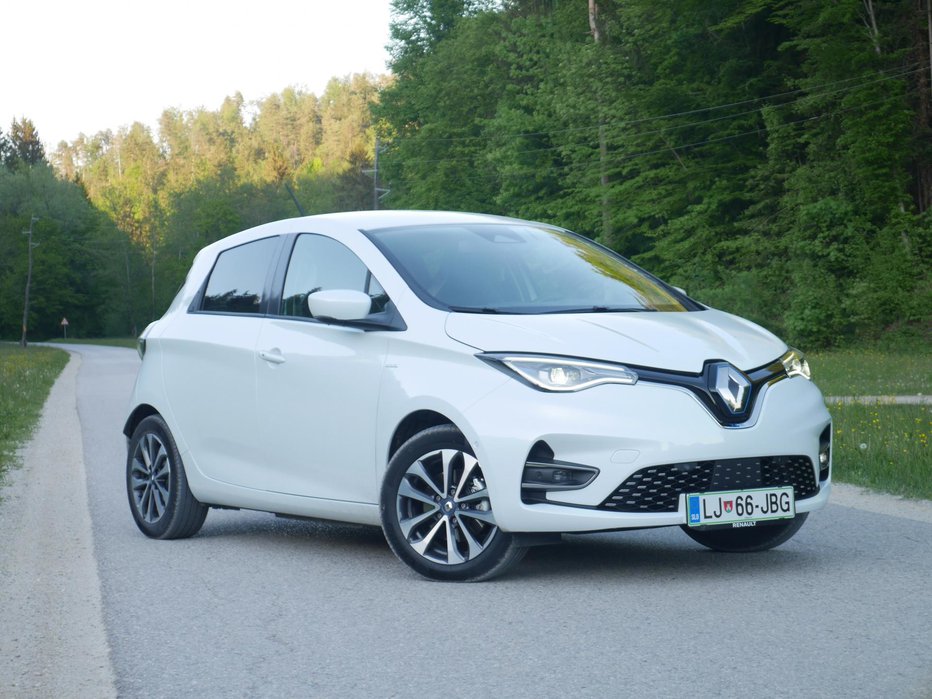 Fotografija: Renault zoe v novi generaciji ni bistveno spremenil zunanje podobe, vgradili pa so mu sodobne led žaromete. FOTOGRAFIJE: Boštjan Okorn