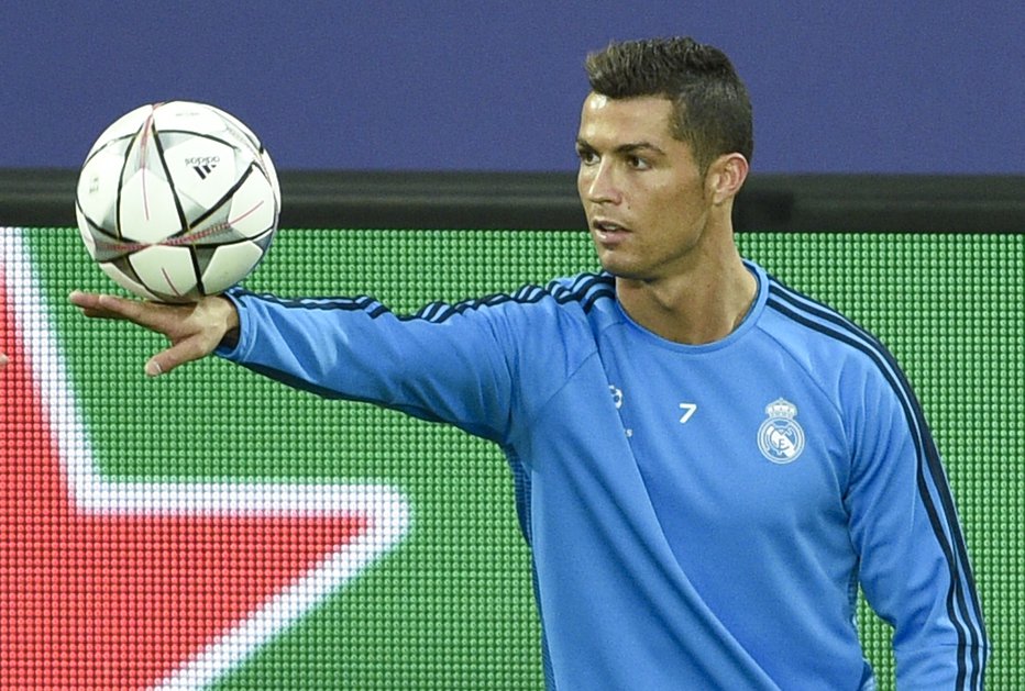 Fotografija: Football Soccer - Real Madrid training - Volkswagen Arena, Wolfsburg, Germany - 05/04/16  Real Madrid's Ronaldo during training on the eve of their UEFA Champions League match against VfL Wolfsburg.  REUTERS/Fabian Bimmer    IMAGES OF THE DAY - RTSDPRR [avtor:© Fabian Bimmer / Reuters]