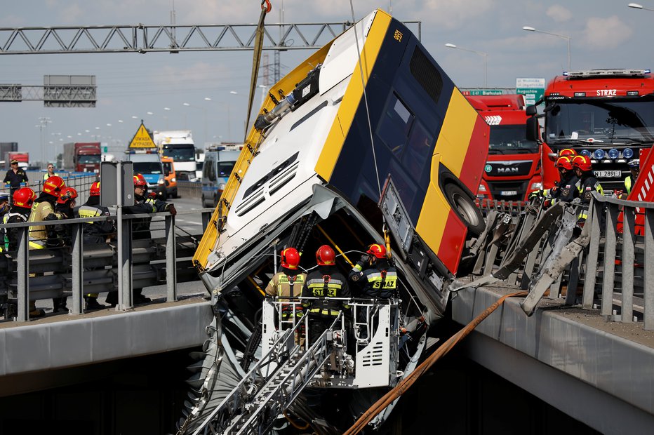 Fotografija: Avtobus je zgrmel z nadvoza. FOTO: Kacper Pempel, Reuters