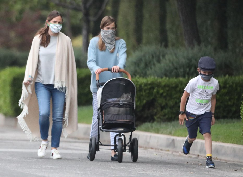 Fotografija: Znašla se je in otroke spravila na sprehod. FOTO: Rol/x17online.com