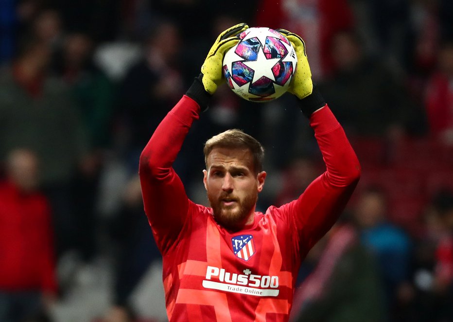 Fotografija: Jan Oblak blesti v majici Atletica enako kot njegovi soigralci, ki so nanizali že štiri zmage v španskem prvenstvu. FOTO: Sergio Perez/Reuters