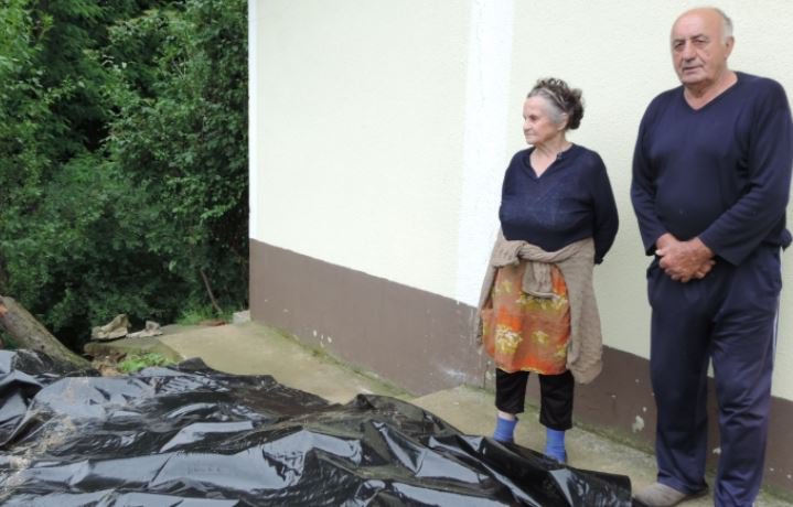 Fotografija: Zakonca Gungl le nemo opazujeta, kaj je naredila narava, saj še nikoli nista doživela česa podobnega. Foto: Štajerski tednik