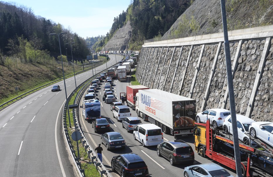 Fotografija: Kolona vozil čaka na vstop na Hrvaško. FOTO: Regent Tadej