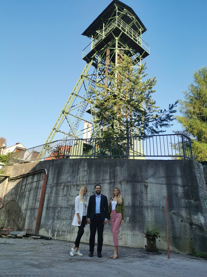 Finale bo v Hrastniku. Na fotografiji lastnica licence Miss Slovenije Jelka Verk in vodja projekta Maja Zupan z županom obline Hrastnik Markom Funklom. FOTO: Miss Slovenije