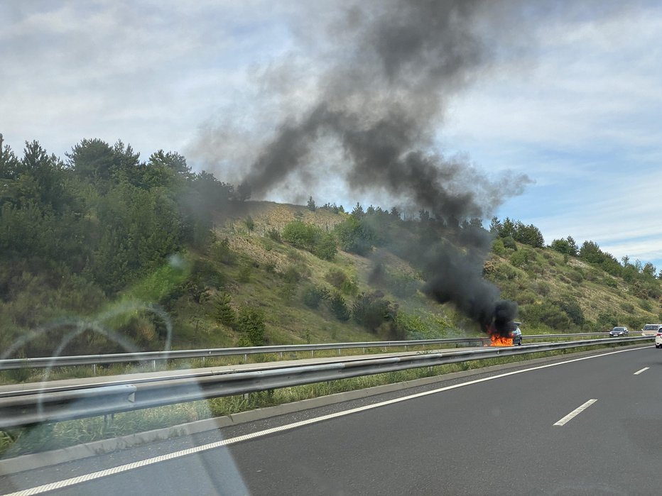 Fotografija: Goreče vozilo na primorski avtocesti. FOTO: G. F.